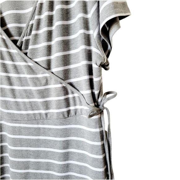 Torrid Women's Gray Striped Surplice Faux Wrap Dress Plus Size 4X Casual Travel - Picture 3 of 9